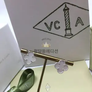 반클 알함브라 빈티지 이어링 귀걸이 (컬러 오펄(화이트))