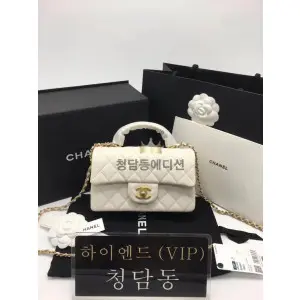 샤넬 핸들 장식의 미니 플랩백 그레인드 카프스킨