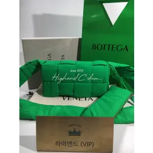 보테가베네타 패딩 테크 카세트백 (하이엔드급)
