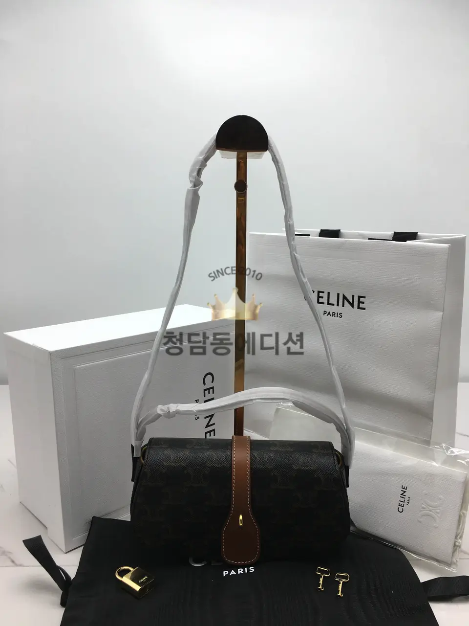 셀린느 트리오페 클러치 온 스트랩 타부백 (하이엔드급)