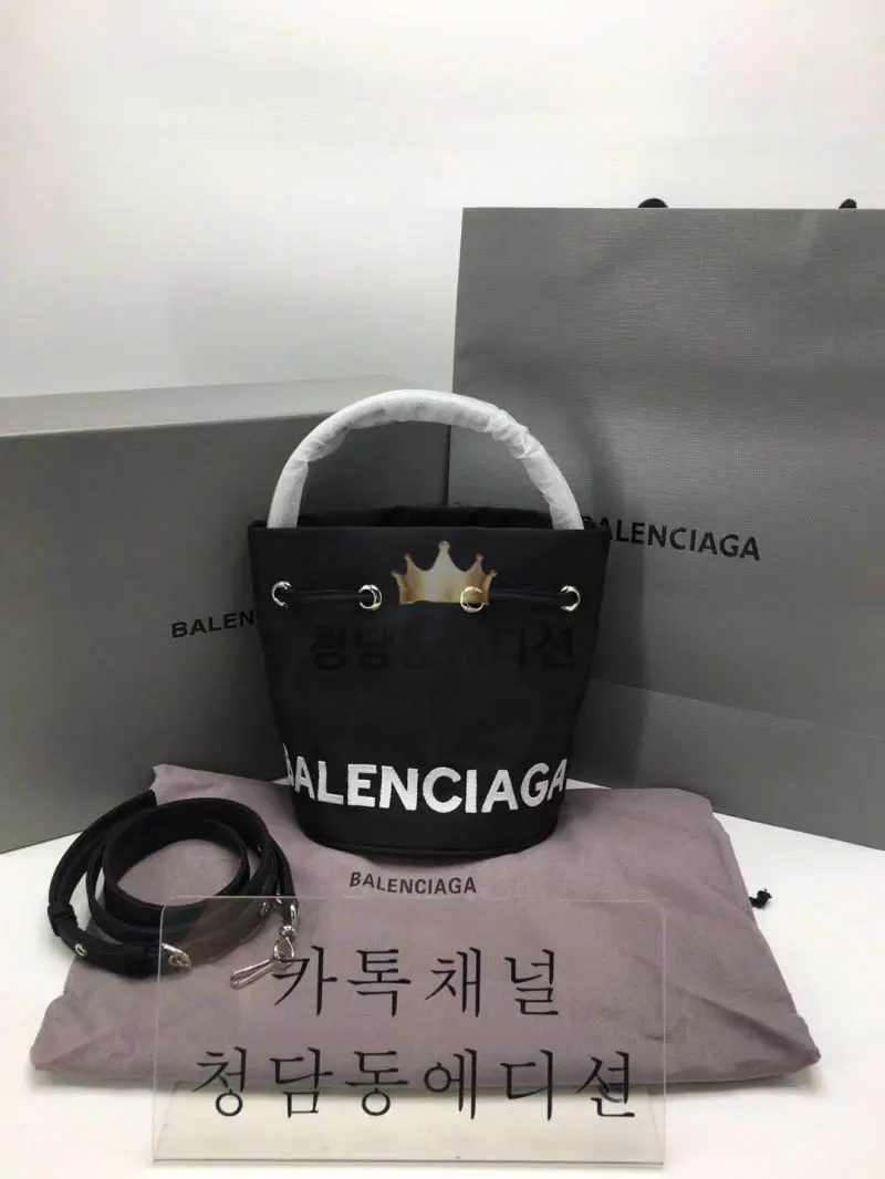 발렌시아가 휠 드로스트링 버킷백 스몰 (하이엔드급)