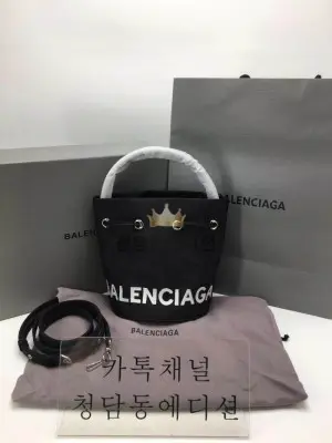발렌시아가 휠 드로스트링 버킷백 스몰 (하이엔드급)