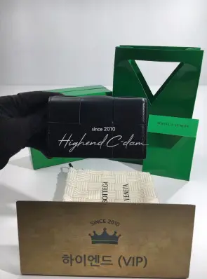 보테가베네타 맥시 인트레치아토 플랩 카드케이스 (컬러 블랙)