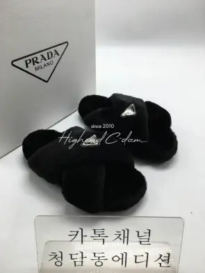 프라다 시어링 슬리퍼