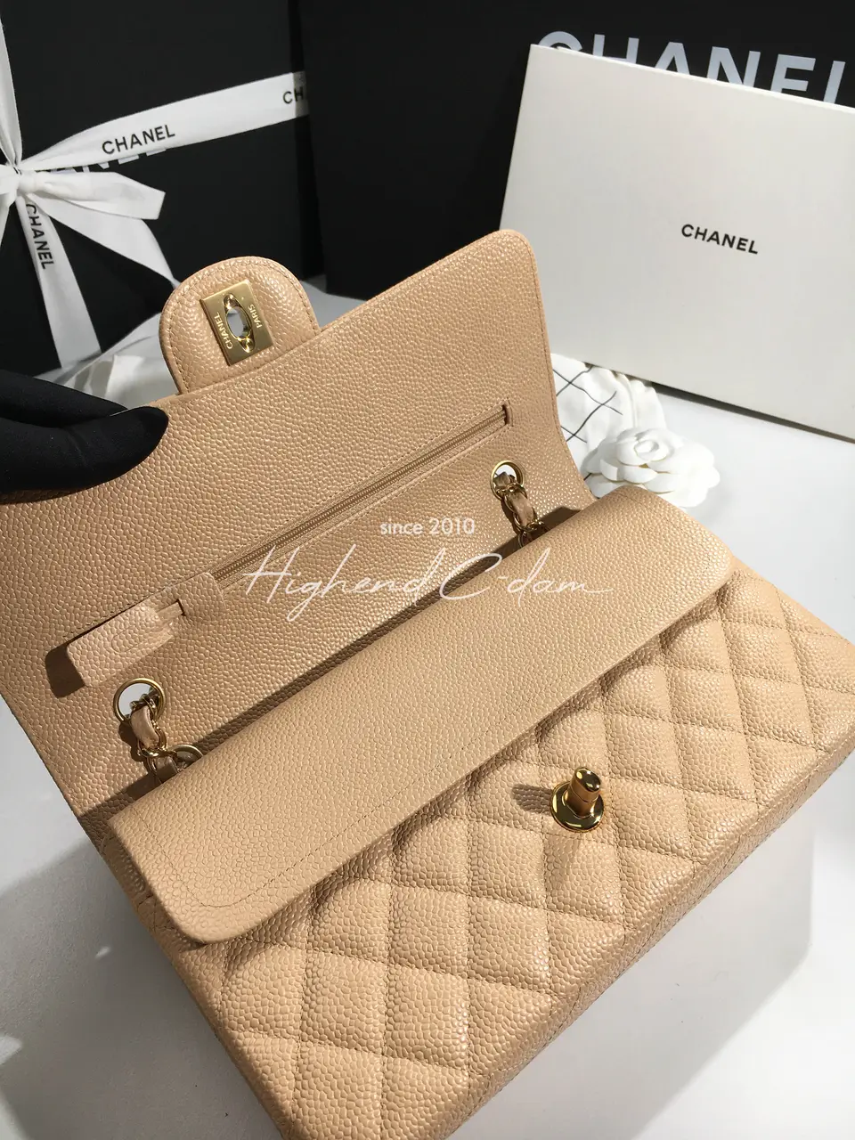 샤넬 클래식백 캐비어스킨 금장 미디움 25.5cm (컬러 베이지)