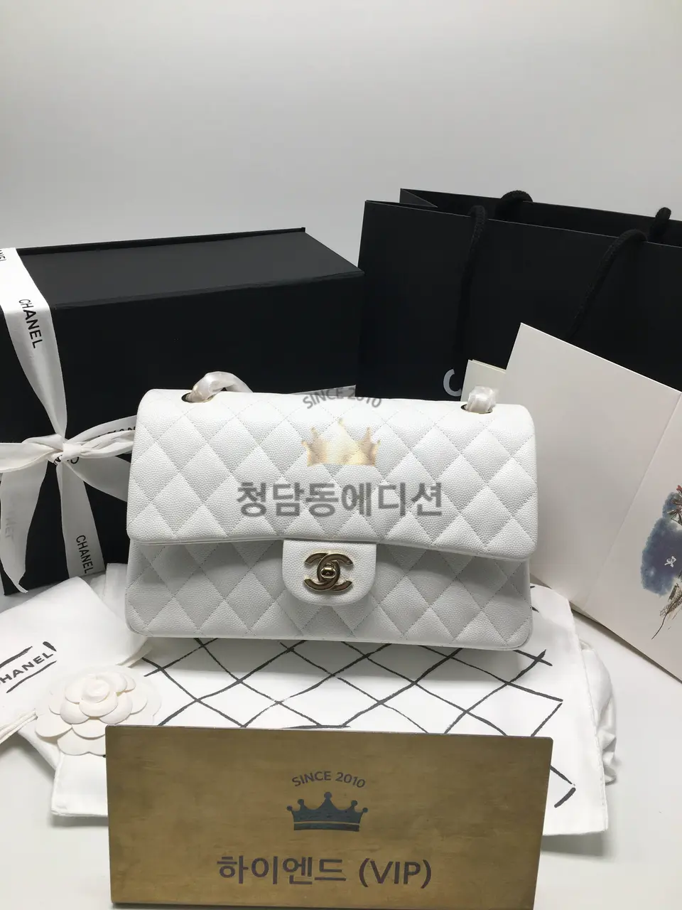 샤넬 클래식백 작은 캐비어스킨 라이트골드 미디움 25.5cm (인스티칭)