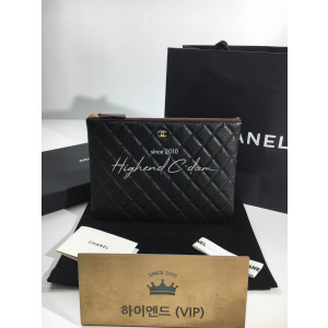 샤넬 클래식 캐비어 클러치백 금장 (미디움 / 라지)