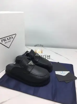 프라다 블로퍼 (컬러 블랙,화이트)