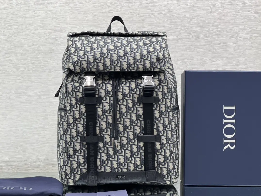디올 22FW 익스플로어 백팩