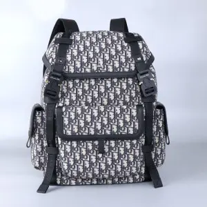 디올 22FW 익스플로어 백팩