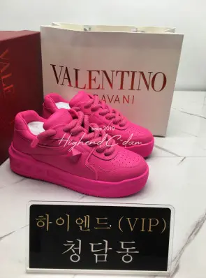 발렌티노 vltn  원스터드 XL 나파 레더 로우탑 (남녀공용)