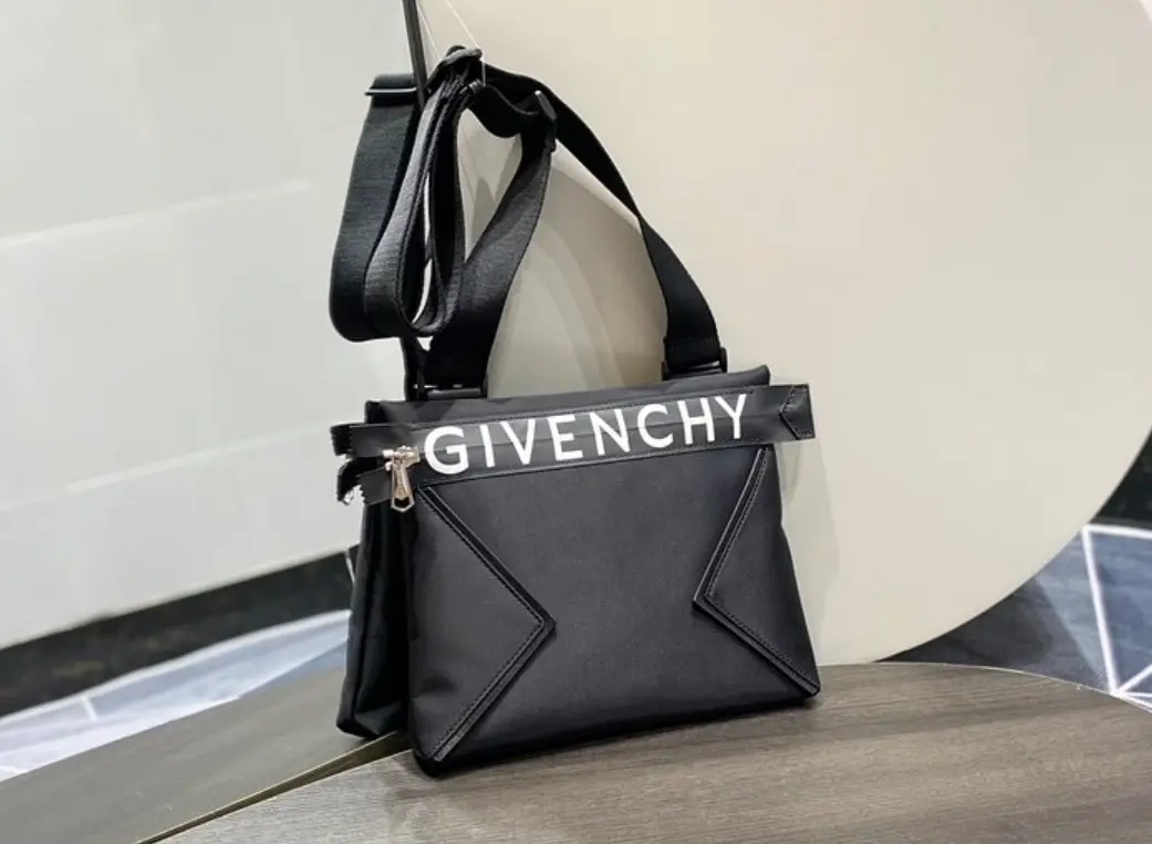 지방시 GIVENCHY 메신저백