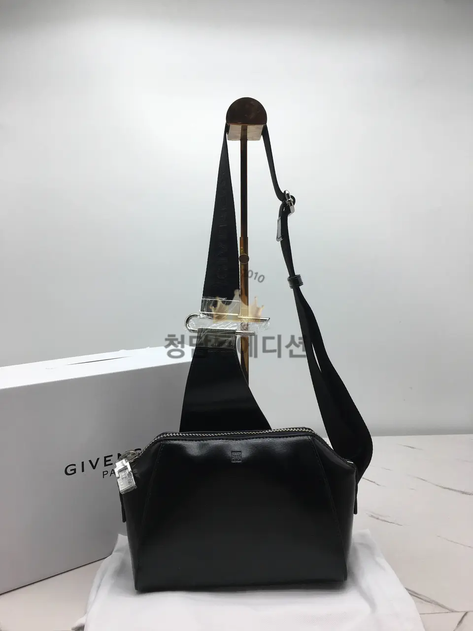 지방시 GIVENCHY 안티고나 범백