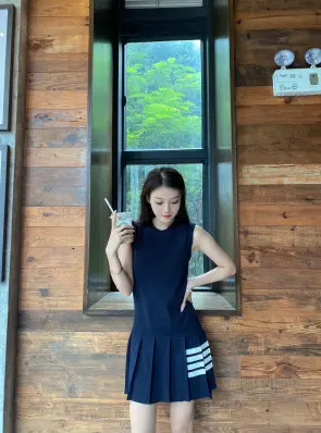 톰브라운 민소매 원피스