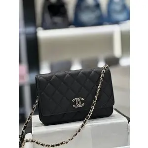 샤넬 23A 크리스탈장식 CC로고 WOC