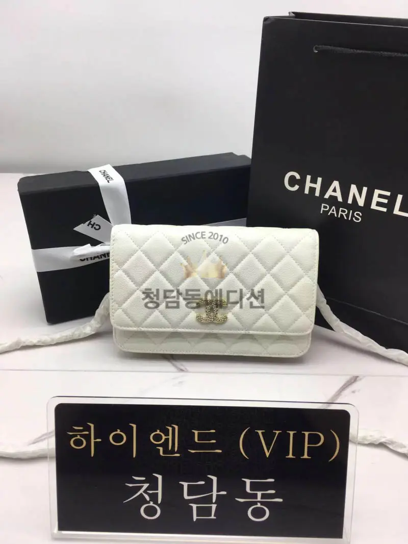 샤넬 23A 크리스탈장식 CC로고 WOC