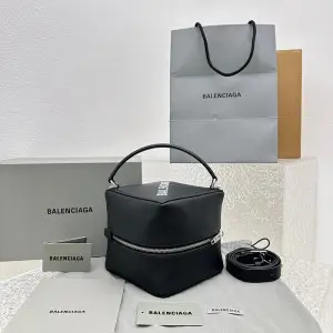 발렌시아가 23SS 스퀘어 박스백