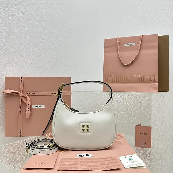 미우미우 23SS MIU MIU 가죽 호보백