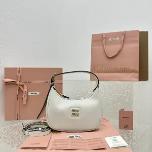 미우미우 23SS MIU MIU 가죽 호보백