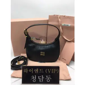 미우미우 23SS MIU MIU 가죽 호보백