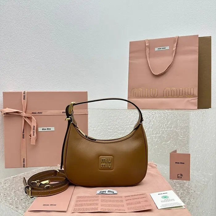 미우미우 23SS MIU MIU 가죽 호보백