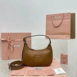 미우미우 23SS MIU MIU 가죽 호보백