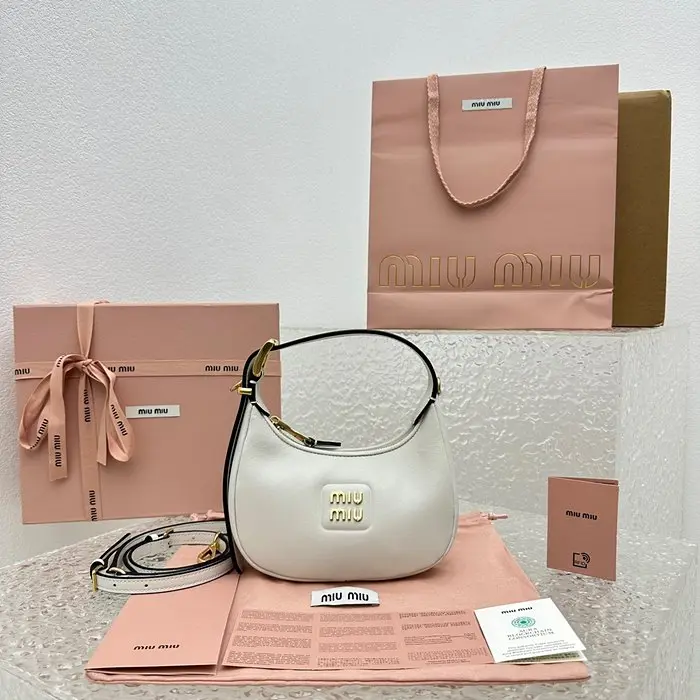 미우미우 23SS MIU MIU 가죽 호보백