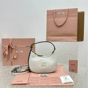 미우미우 23SS MIU MIU 가죽 호보백