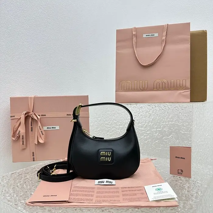 미우미우 23SS MIU MIU 가죽 호보백