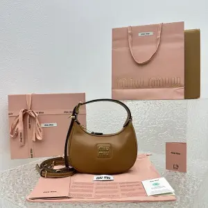 미우미우 23SS MIU MIU 가죽 호보백