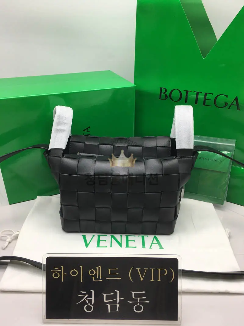 보테가베네타 스몰 볼링 카세트 백 755132