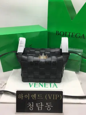 보테가베네타 스몰 볼링 카세트 백 755132