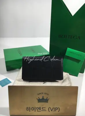 보테가 베네타 맥시 인트레치오 장지갑 679845 (컬러 블랙)
