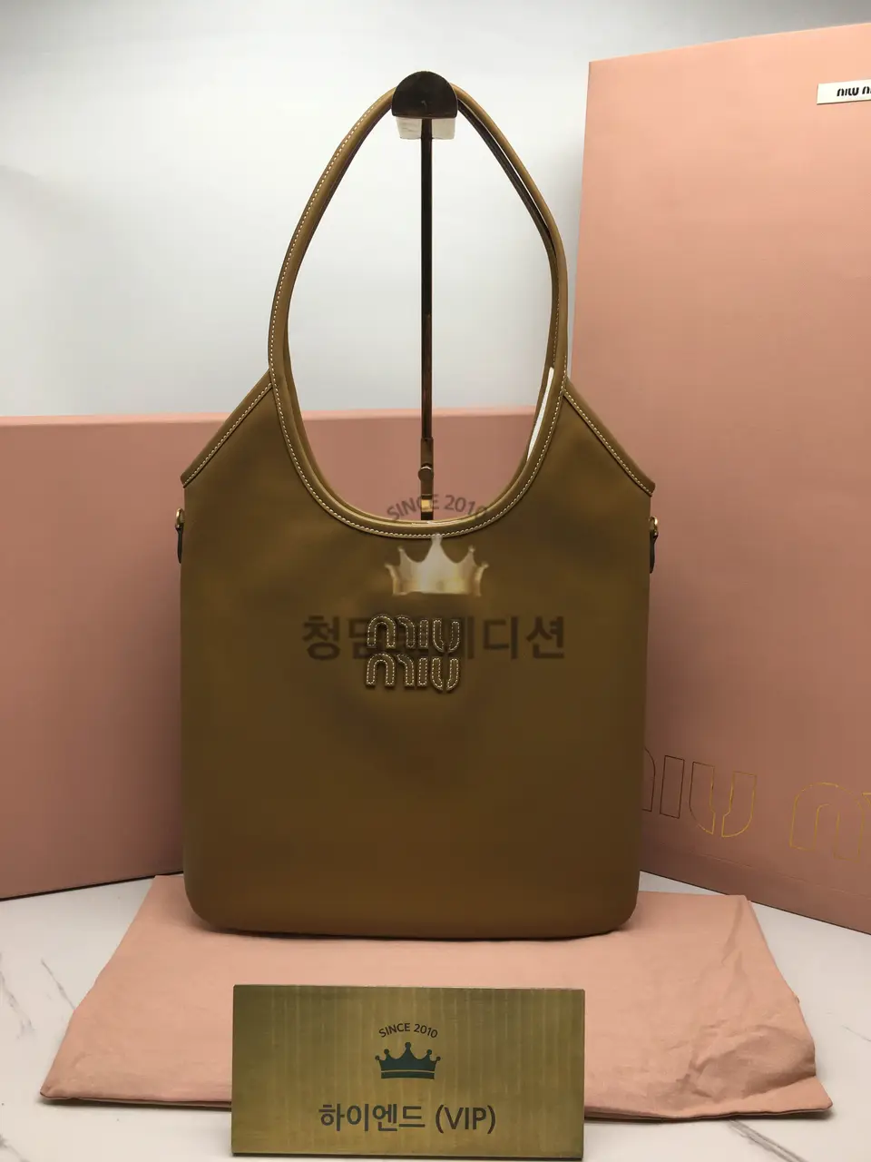미우미우 23FW MIU MIU 아이비 가죽백 (컬러 카라멜)
