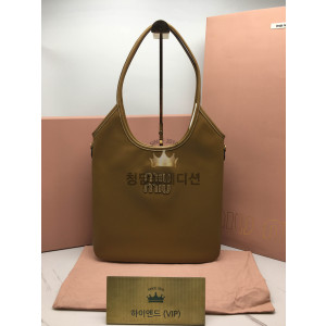 미우미우 23FW MIU MIU 아이비 가죽백 (컬러 카라멜)
