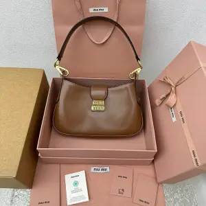 미우미우 MIU MIU 가죽 메탈로고 호보백