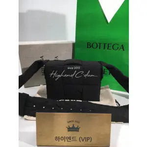 보테가 베네타 스몰 패디드 카세트백