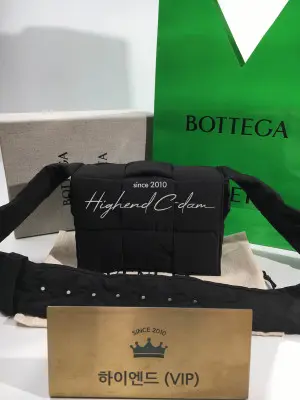 보테가 베네타 스몰 패디드 카세트백