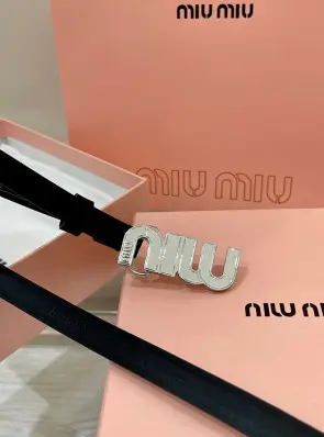 미우미우 레터링 레더 벨트