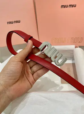 미우미우 레터링 레더 벨트