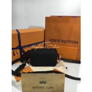 루이비통 패스트라인 웨어러블 월릿 M82085