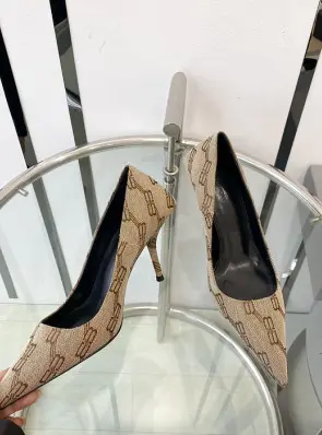 발렌시아가 스퀘어 나이프 자카드 캔버스 레더 펌프스 (굽 8cm)