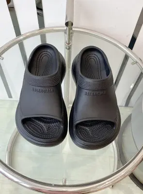 발렌시아가 크록스 슬라이드
