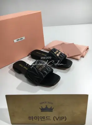 미우미우 23ss 마테라쎄 나파 가죽 슬라이드