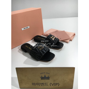 미우미우 23ss 마테라쎄 나파 가죽 슬라이드