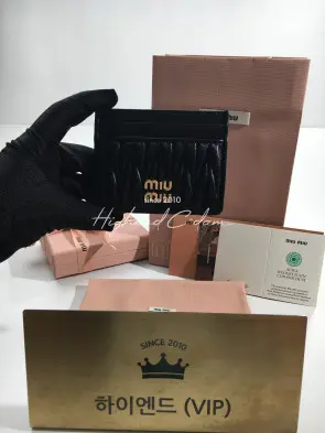 미우미우 마테라쎄 나파 가죽 카드 홀더 5MC076