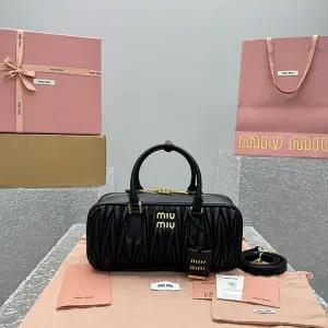 미우미우 아르카디 마테라쎄 나파 가죽 백 27CM (renewal ver.)