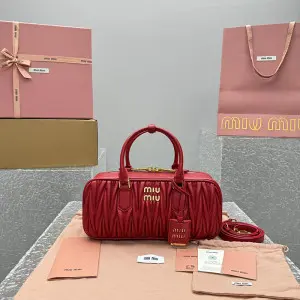 미우미우 아르카디 마테라쎄 나파 가죽 백 27CM (renewal ver.)