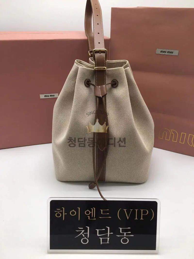 미우미우 캔버스 및 가죽 버킷백 29cm