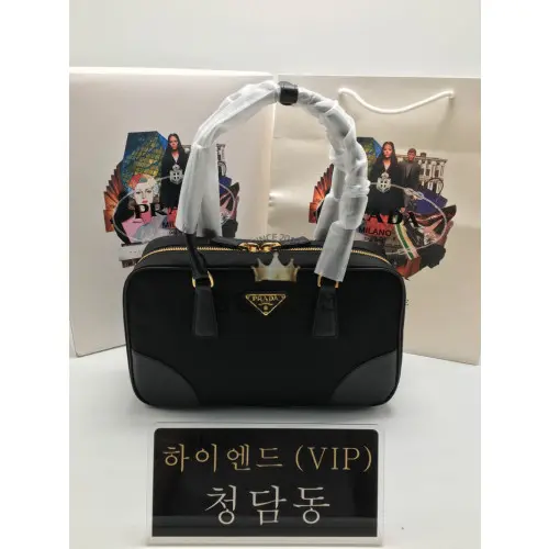 프라다 리에디션 1978 미디움 리나일론 및 사피아노 가죽 투핸들 백 1bb115